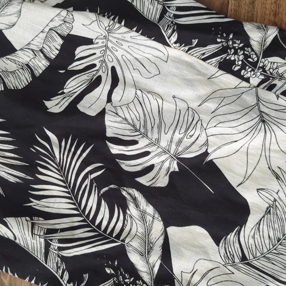 100% Linen Wide Leg Cropped Leaf Graphic Pants - Picture 3 of 8